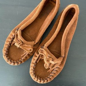 Minnetonka Kilty Fringe Moccasins sz 4 (womens 6)